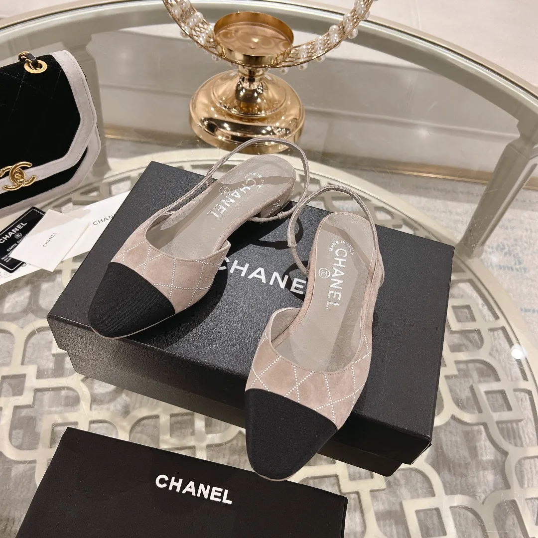 👟👟Ex-factory price 540👟👟 CHANEL Xiangjia 25vs spring and summer new fashion sandals series... Chanel is a very comprehensive noble fashion lifestyle brand. The same models are sold by major fashion bloggers and celebrities in Hong Kong, the United States, and other countries. They are simply beautiful. I fall in love with elegance and the playful sense of the future. I want to own them right away just by looking at them. But you can really think about a pair of exquisite high heels. This series is specially designed for extraordinary and indifferent ladies to create a unique overall effect. CHANEL designs products that inspire women to move forward and highlight their charm... 1️⃣Material: original customized high mercerized sheepskin 2️⃣Inner lining: original customized imported sheepskin 3️⃣Feet: original customized imported sheepskin 4️⃣Outsole: genuine leather sole imported from Italy 5️⃣Heel height: 2.5cm/6.5cm/9cm 6️⃣Number: 34-43 (34.40.41.42.43 customized is not returnable) 7️⃣Packaging: The latest and exquisite full set of packaging at the counter